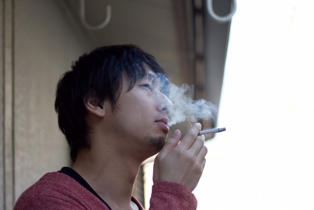 煙草を吸う男性
